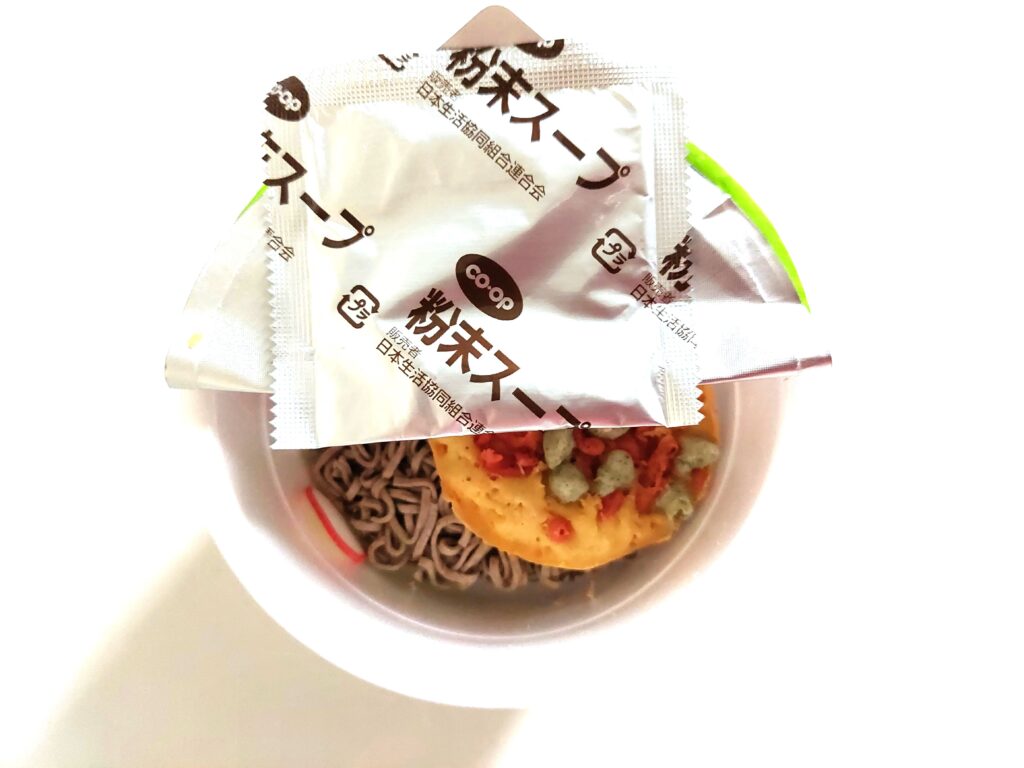 コープカップ麺「ミニ天ぷらそば（減塩）」中身
