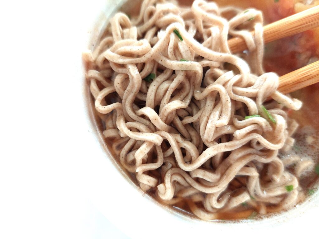 コープカップ麺「ミニ天ぷらそば（減塩）」麺アップ