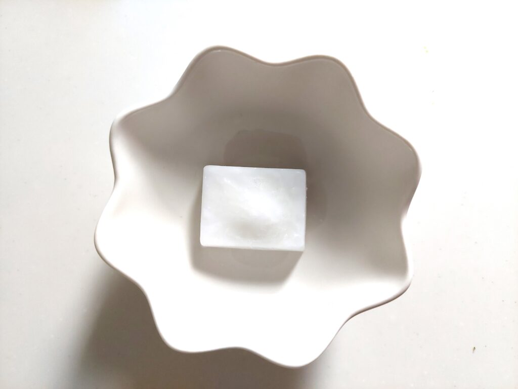コープ「国産米をふっくら炊いた白かゆ」凍ったままの中身の画像1