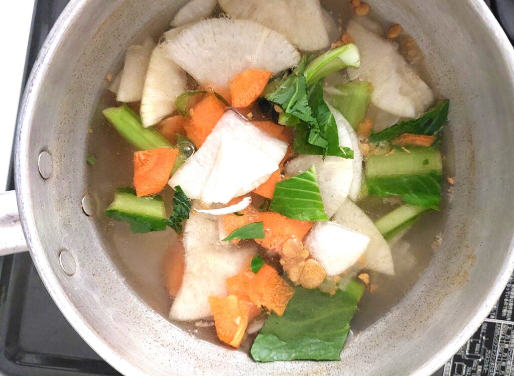 コープミールキット「カツ煮セット」スープの野菜を煮る