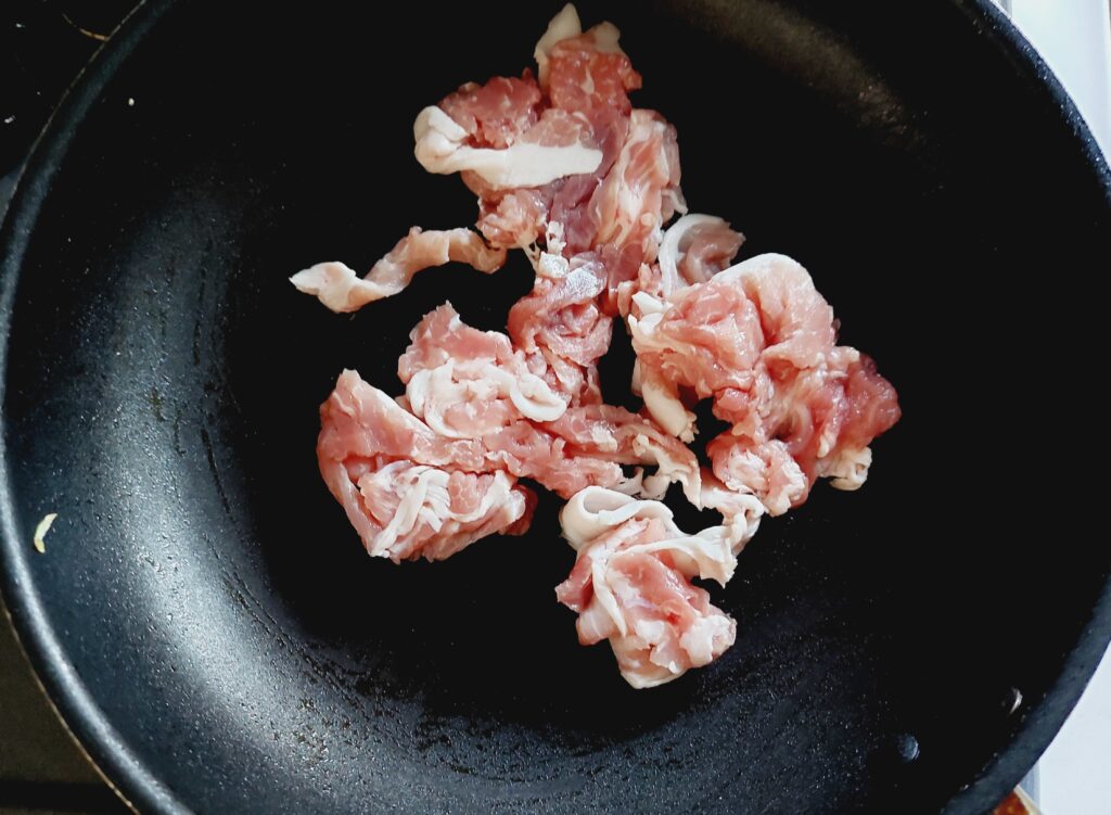 コープ「５種の国産野菜とお米育ち豚の回鍋肉」肉だけを炒める