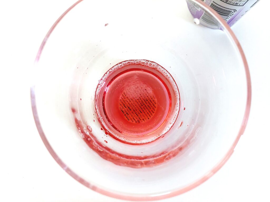 コープ「果汁入りソーダ　グレープ」中身の画像