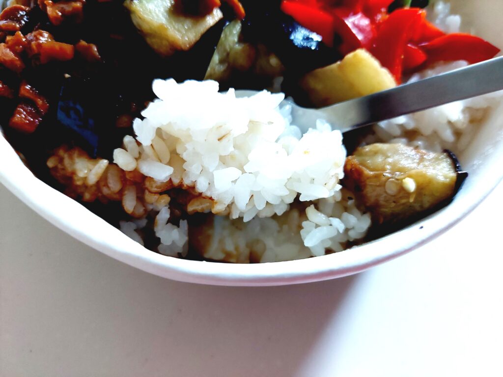 コープ冷凍弁当「3種野菜のルーロー飯」米