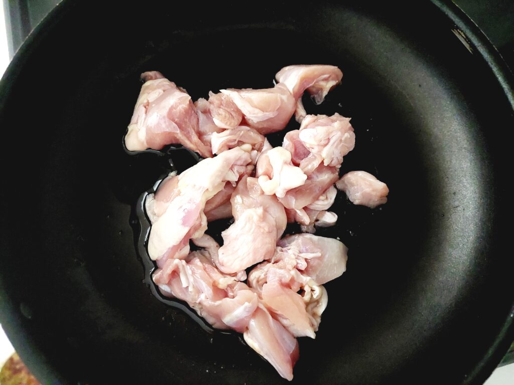 パルシステム「 産直鶏肉の鶏チリセット」鶏肉を炒める