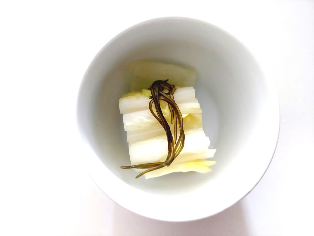 コープ「産直茨城県産白菜で作った浅漬」お皿に盛り付けてみた