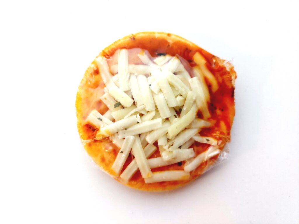コープ「チーズがとろ～りミニピザ」1個アップ画像
