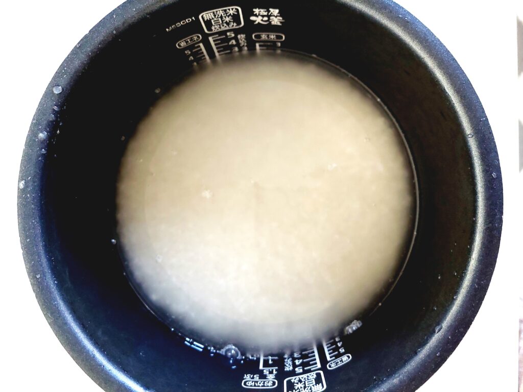 パルシステム「五目炊き込みご飯の素（3合用）」米を研ぐ
