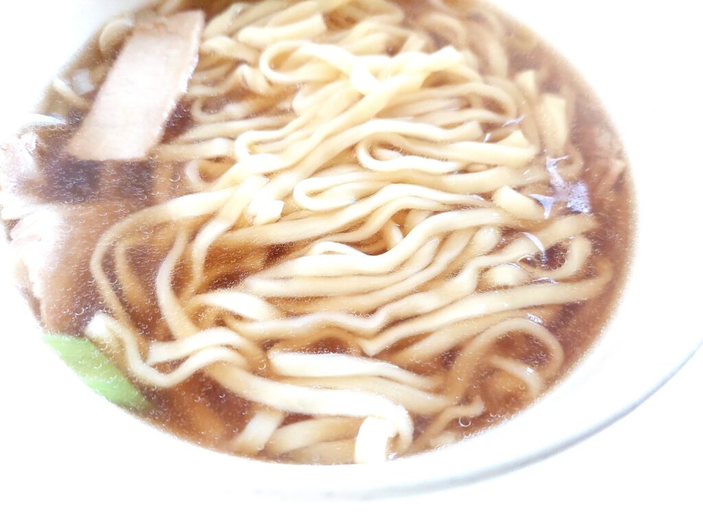 コープ「喜多方ラーメン坂内監修　喜多方ラーメン　コクうま醤油」麺アップ