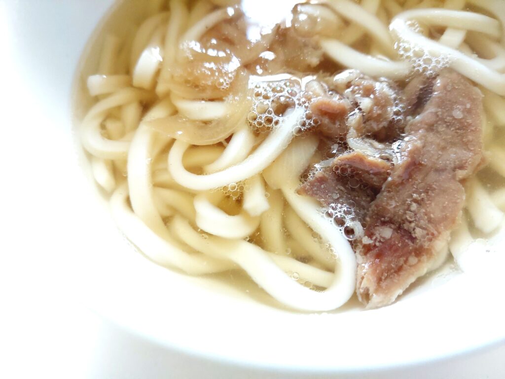 コープ「関西風肉うどん」麺アップ