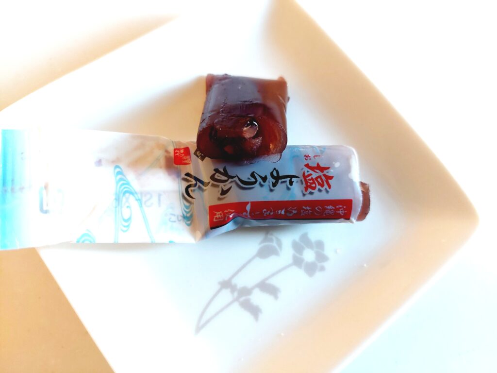 コープ「和菓子バラエティーパック」塩ようかん　半分に割ってみた