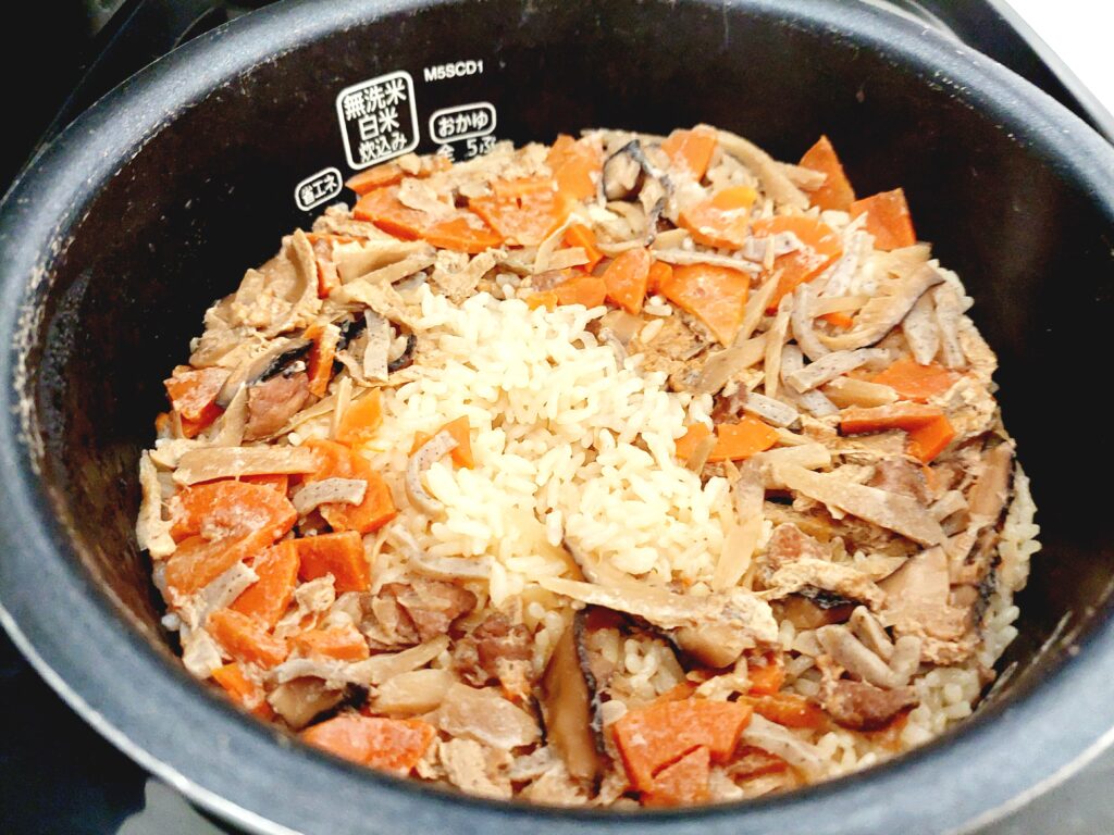 コープ「五目炊き込みご飯の素（3合用）」炊きあがり