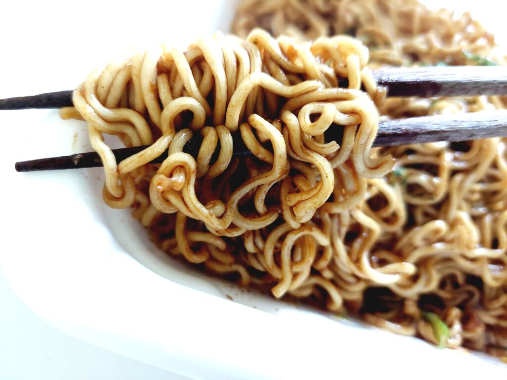 コープ「ソース焼そば」麺のアップ