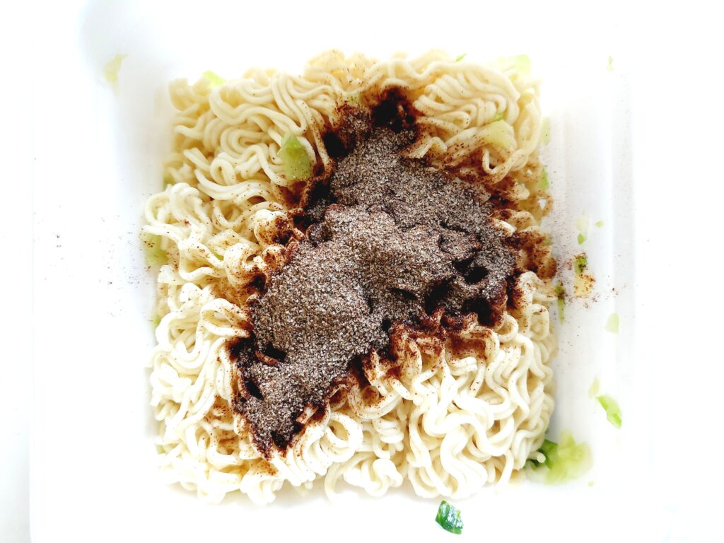 コープ「ソース焼そば」粉末ソースをかける