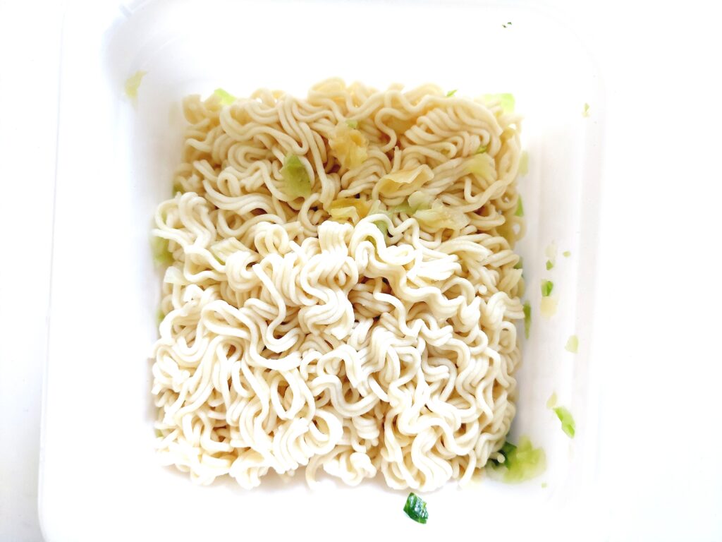コープ「ソース焼そば」ゆであがった麺