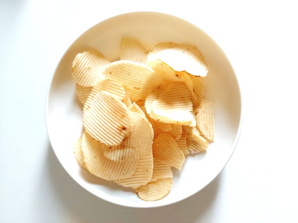 コープ「おいもがおいしい厚切りポテトチップス　野菜コンソメ味」中身を全部出してみた