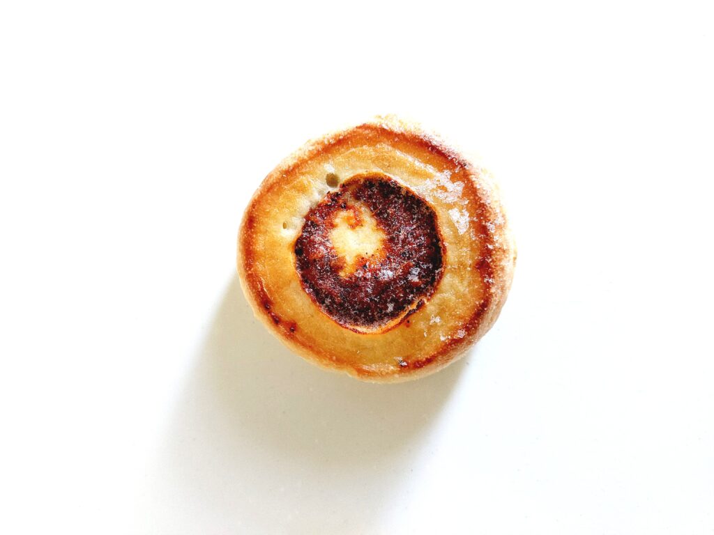 コープ「4種チーズのまんまるピッツア」凍ったままの画像