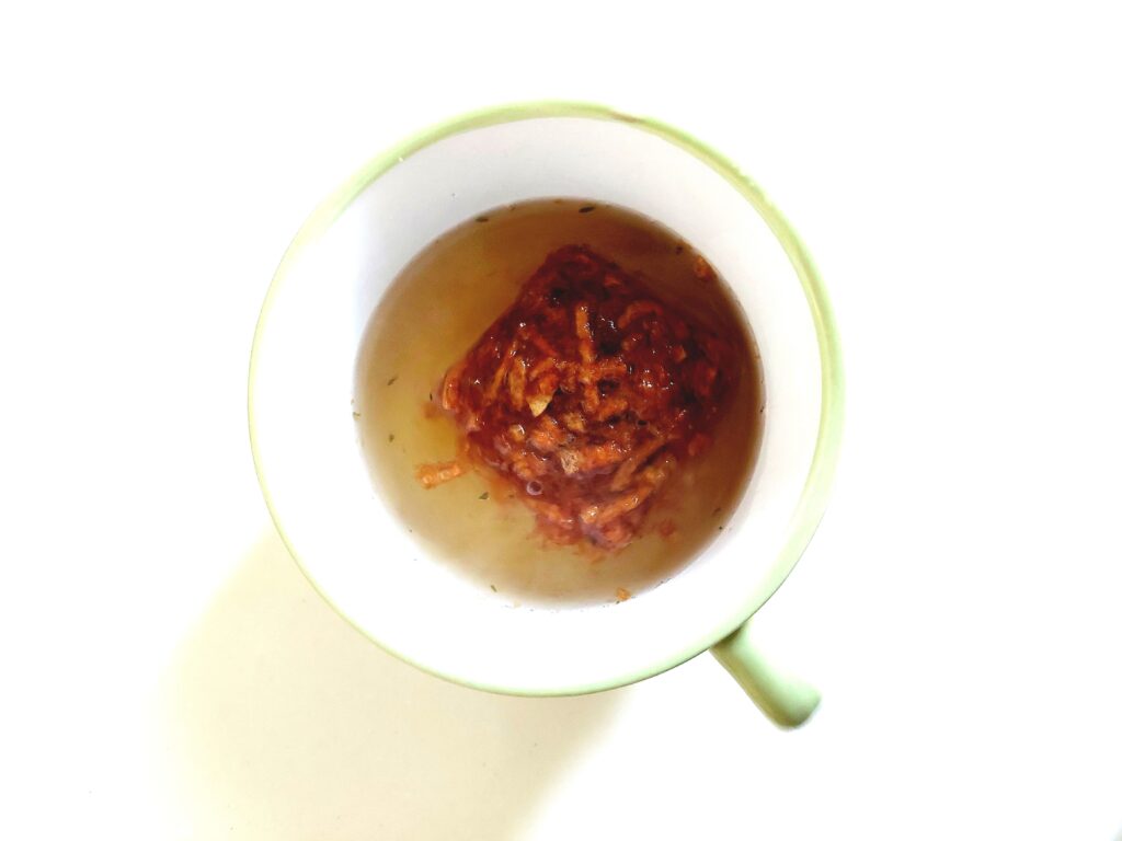 コープ「北海道産たまねぎのスープ」お湯を注ぐ