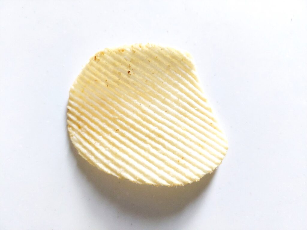コープ「おいもがおいしい厚切りポテトチップス　野菜コンソメ味」ザクギリ