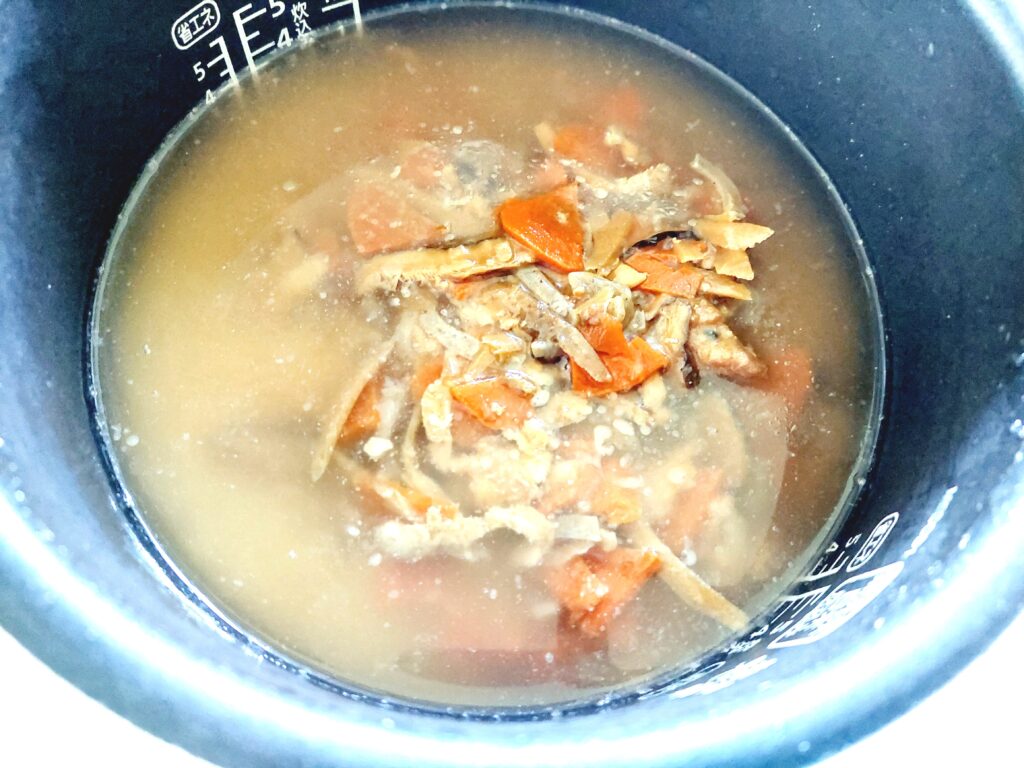 コープ「五目炊き込みご飯の素（3合用）」入れる