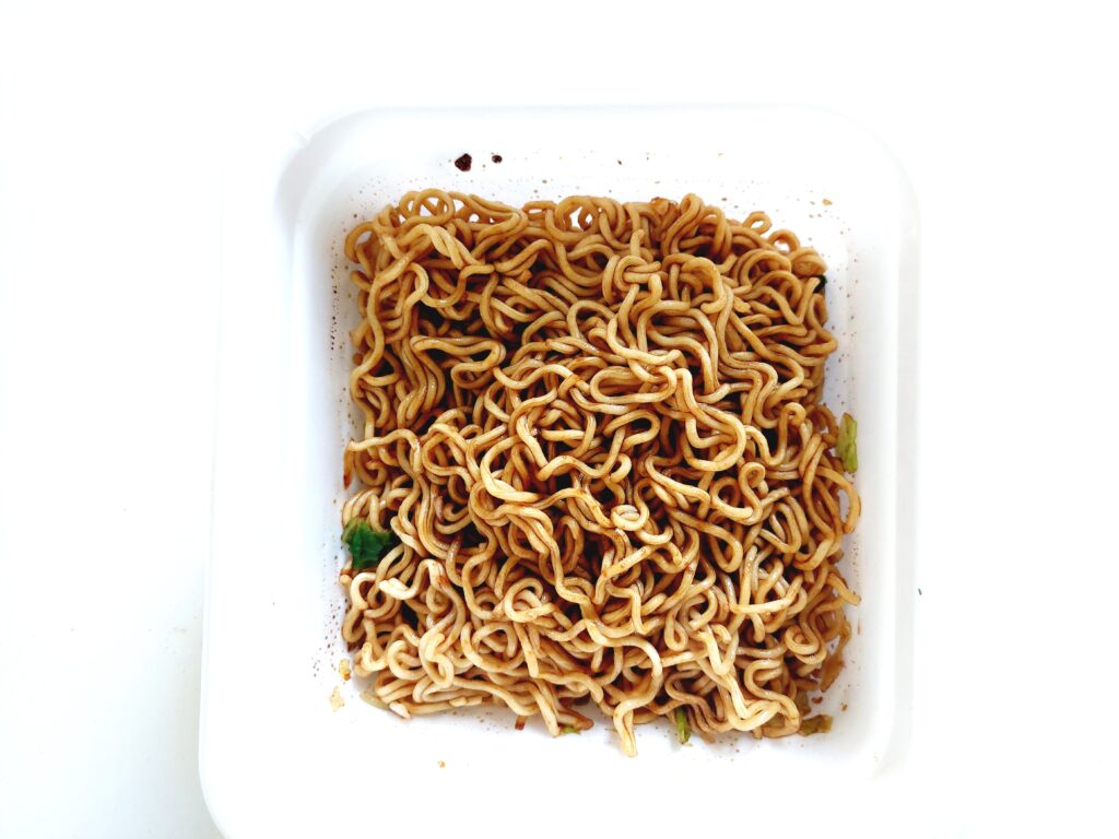 コープ「ソース焼そば」ソースと麺をかき混ぜる