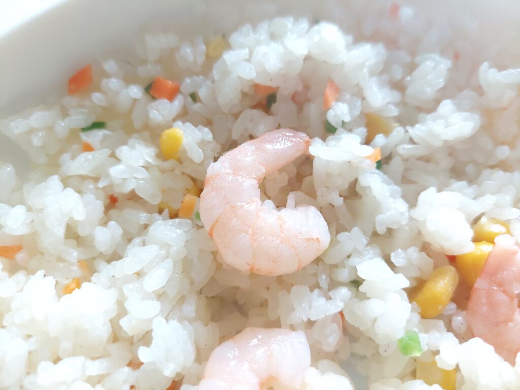 コープ「特別栽培米産直岩手ひとめぼれで作ったえびピラフ」解凍してもえびがでかい