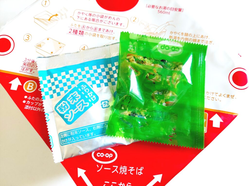 コープ「ソース焼そば」かやくとソース