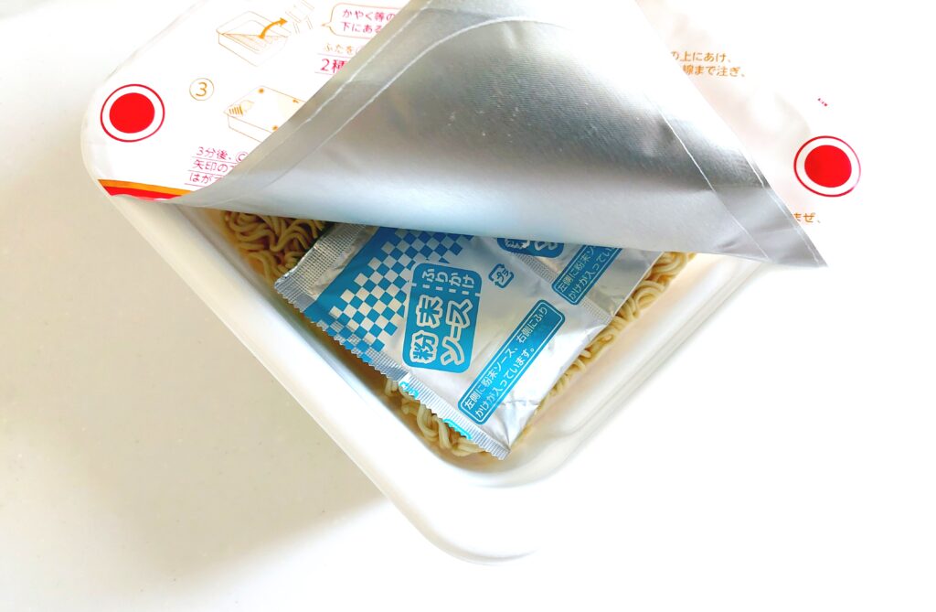 コープ「ソース焼そば」フタをあけてみた