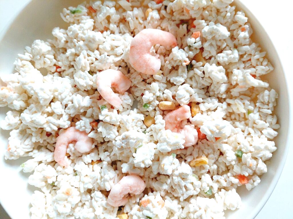 コープ「特別栽培米産直岩手ひとめぼれで作ったえびピラフ」凍っていてもえびがでかい