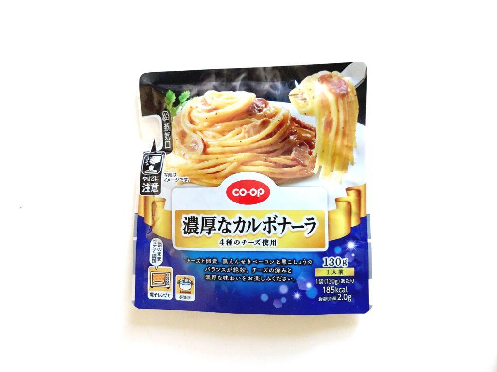 コープ「濃厚なカルボナーラ（４種のチーズ使用）」パッケージ画像