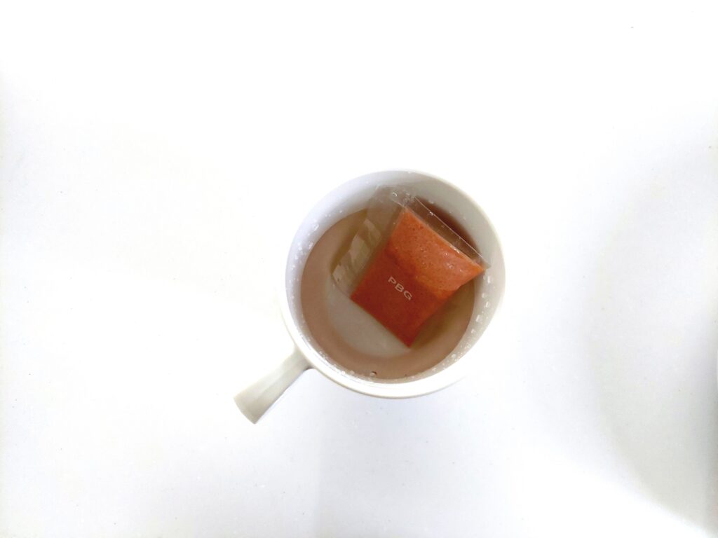 コープ「もち入りお好み焼（明太子マヨソース）」ソース解凍中