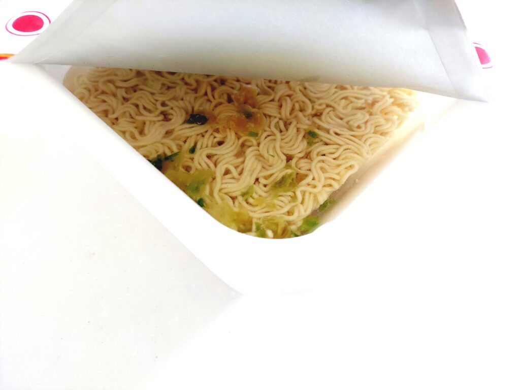 コープ「ソース焼そば」お湯を注ぐ