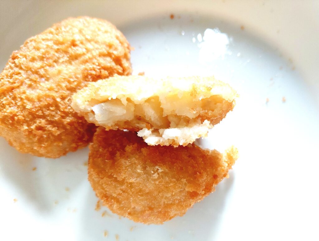 パルシステム「産直じゃがいものレンジコロッケ（産直豚肉使用）」半分に割ってみた