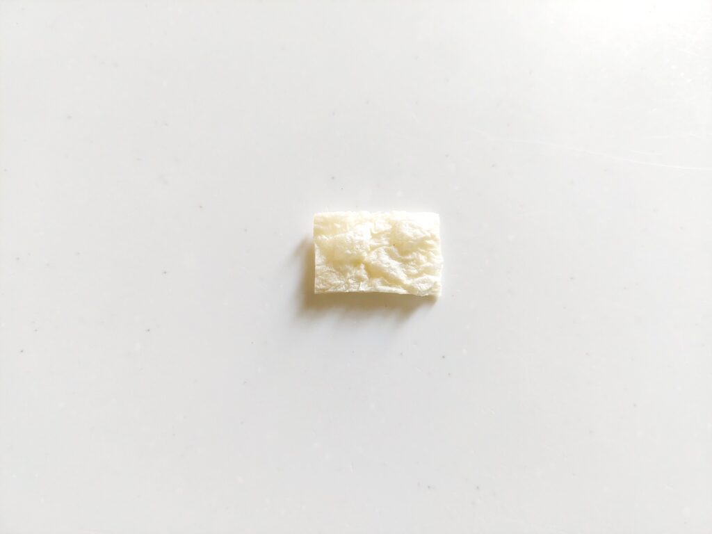 コープ「もぐもぐおやつ焼きかま（たんぱく質）」1枚
