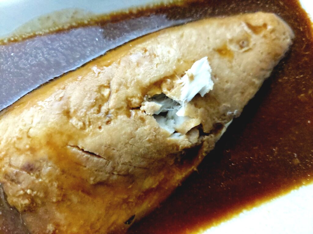 コープ「骨取り鯖の味噌煮（大きめ）」身をほぐしてみた