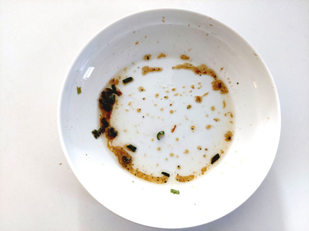 コープ「角切りチャーシュー入り油そば」脂が残っている