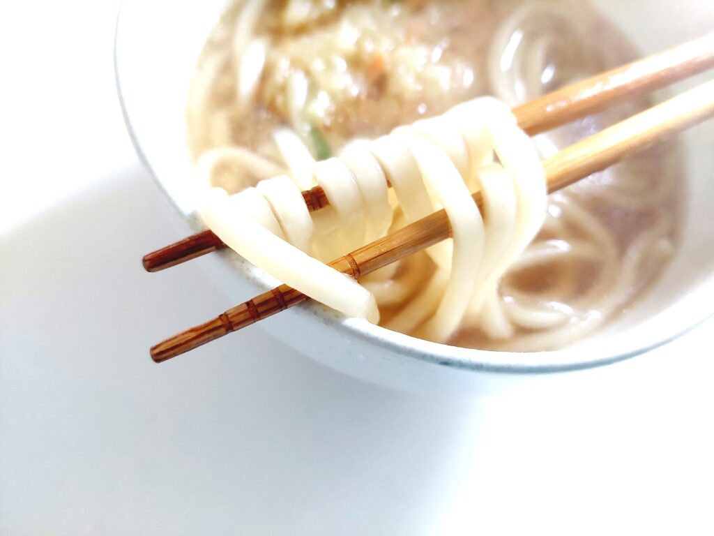 コープ「讃岐５種野菜のかき揚げうどん」麺アップ