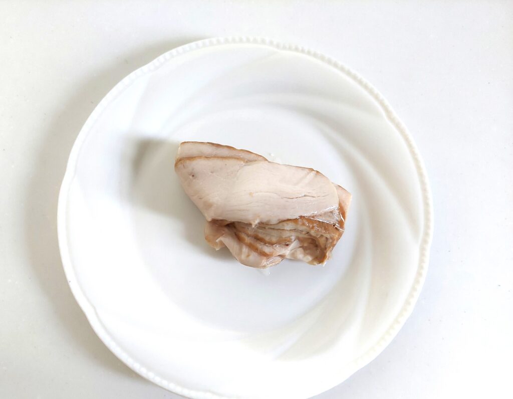 コープ「産直げん気鶏で作ったサラダチキンスモーク」中身を出してみた
