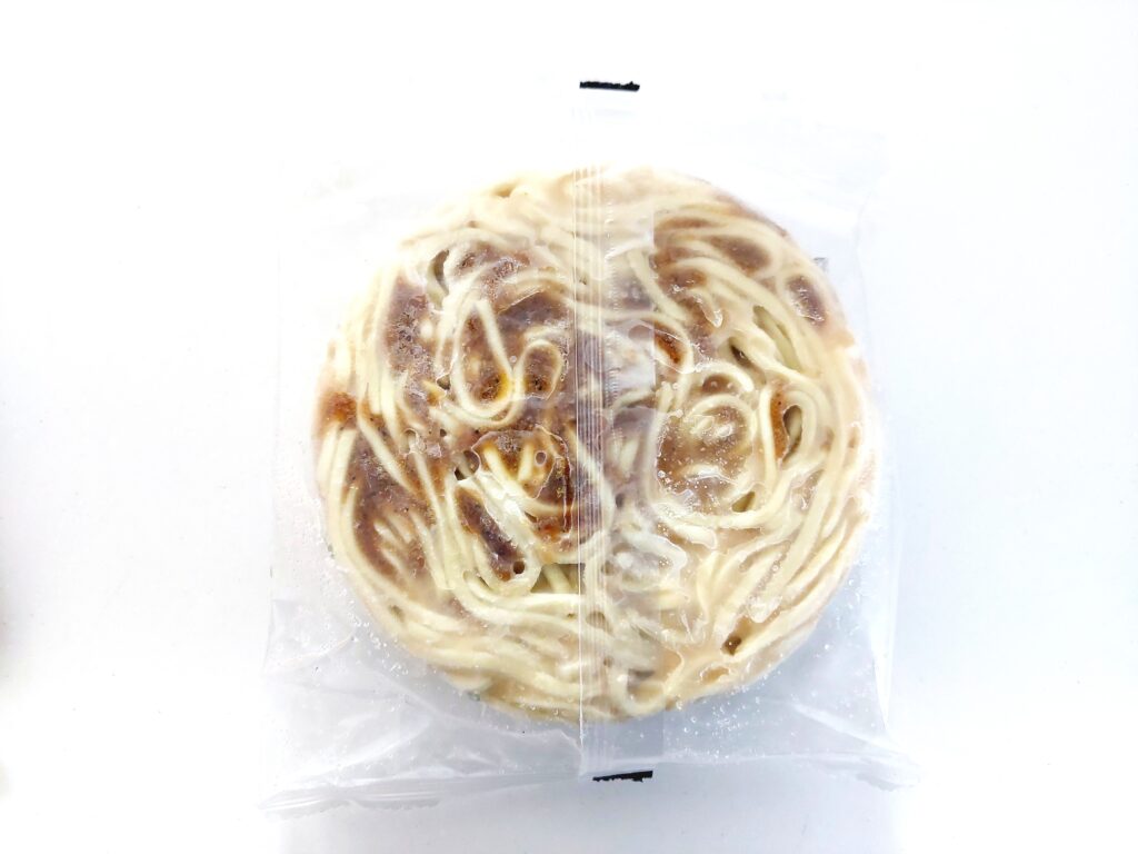コープ「角切りチャーシュー入り油そば」凍ったまま裏面
