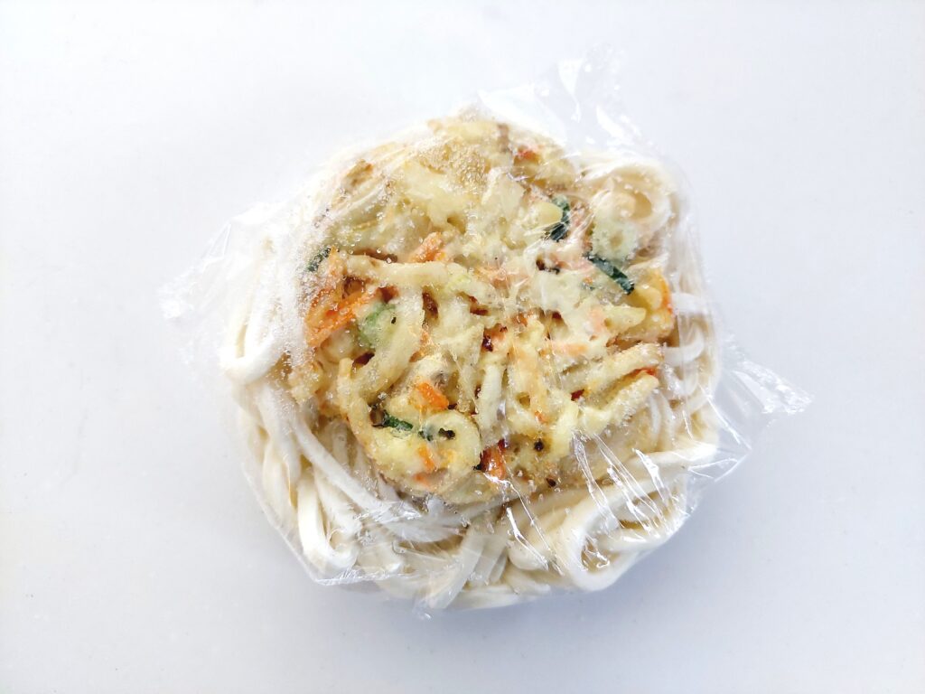 コープ「讃岐５種野菜のかき揚げうどん」凍ったままのかき揚げ