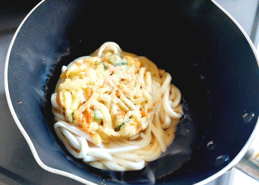 コープ「讃岐５種野菜のかき揚げうどん」冷凍具付き麺を入れる