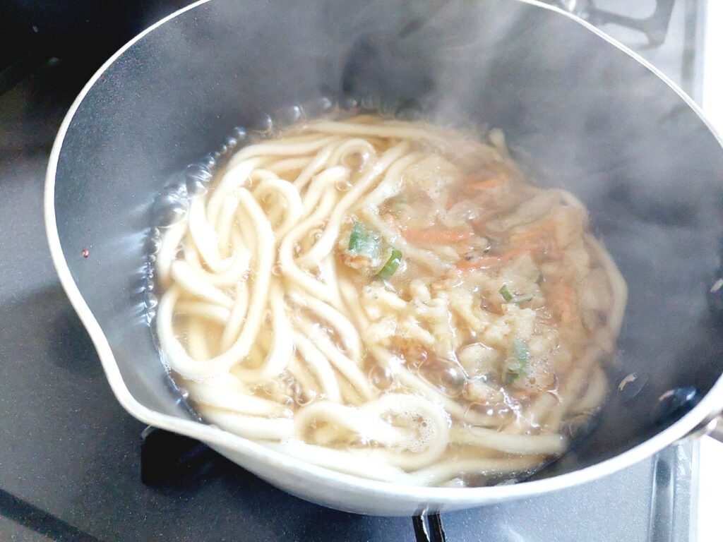 コープ「讃岐５種野菜のかき揚げうどん」煮込む