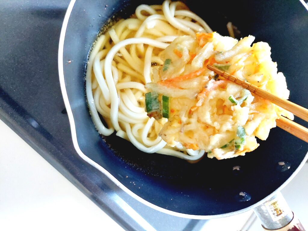 コープ「讃岐５種野菜のかき揚げうどん」天ぷらはすぐにはがれる