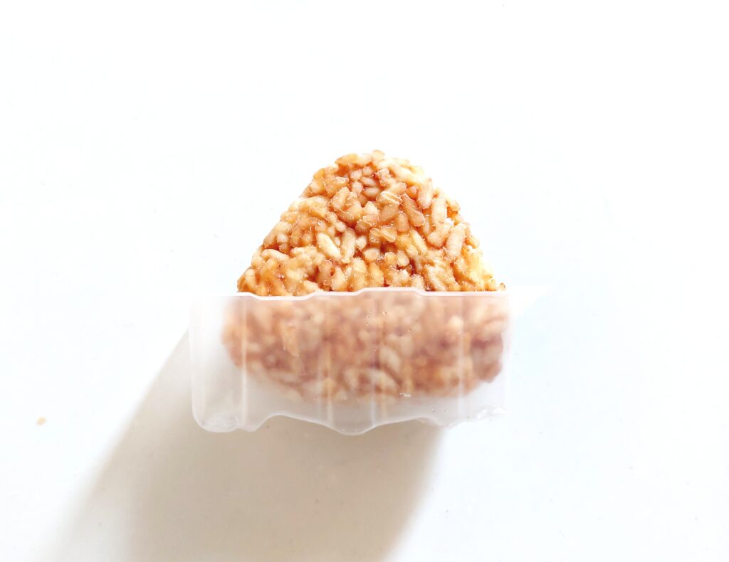 コープ「焼おにぎり 10個入」凍ったまま横からいた図