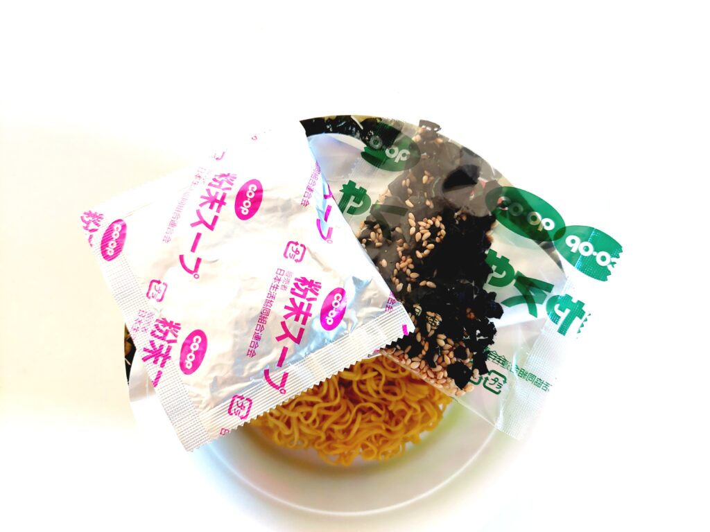 コープ「わかめラーメン≪ノンフライ麺≫≪丼カップ≫」中身をチェック