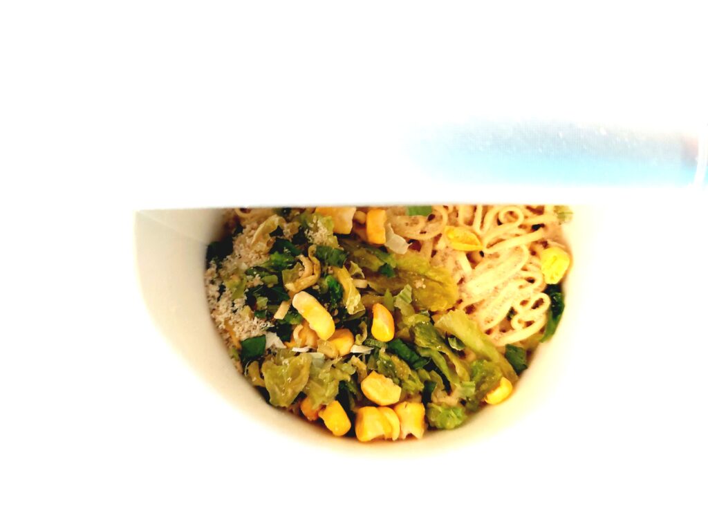 コープ「塩ラーメン（コク塩バター風味）」フタをあけてみた