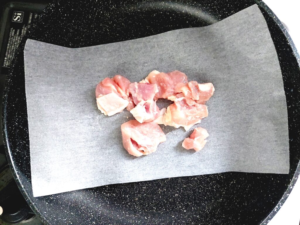 コープ「産直げん気鶏モモ肉の塩麹漬け」キッチンペーパーで焼く1