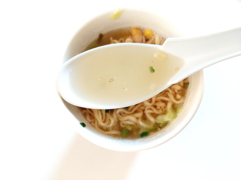コープ「塩ラーメン（コク塩バター風味）」スープ