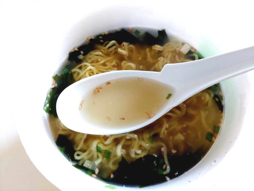 コープ「わかめラーメン≪ノンフライ麺≫≪丼カップ≫」完成スープ