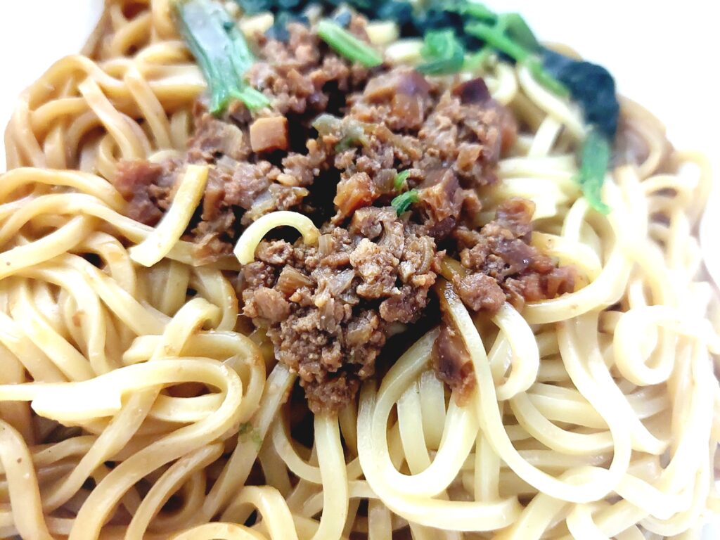 コープ「コクと旨みのジャージャー麺」肉アップ