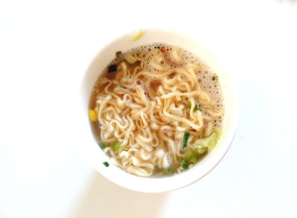 コープ「塩ラーメン（コク塩バター風味）」麺
